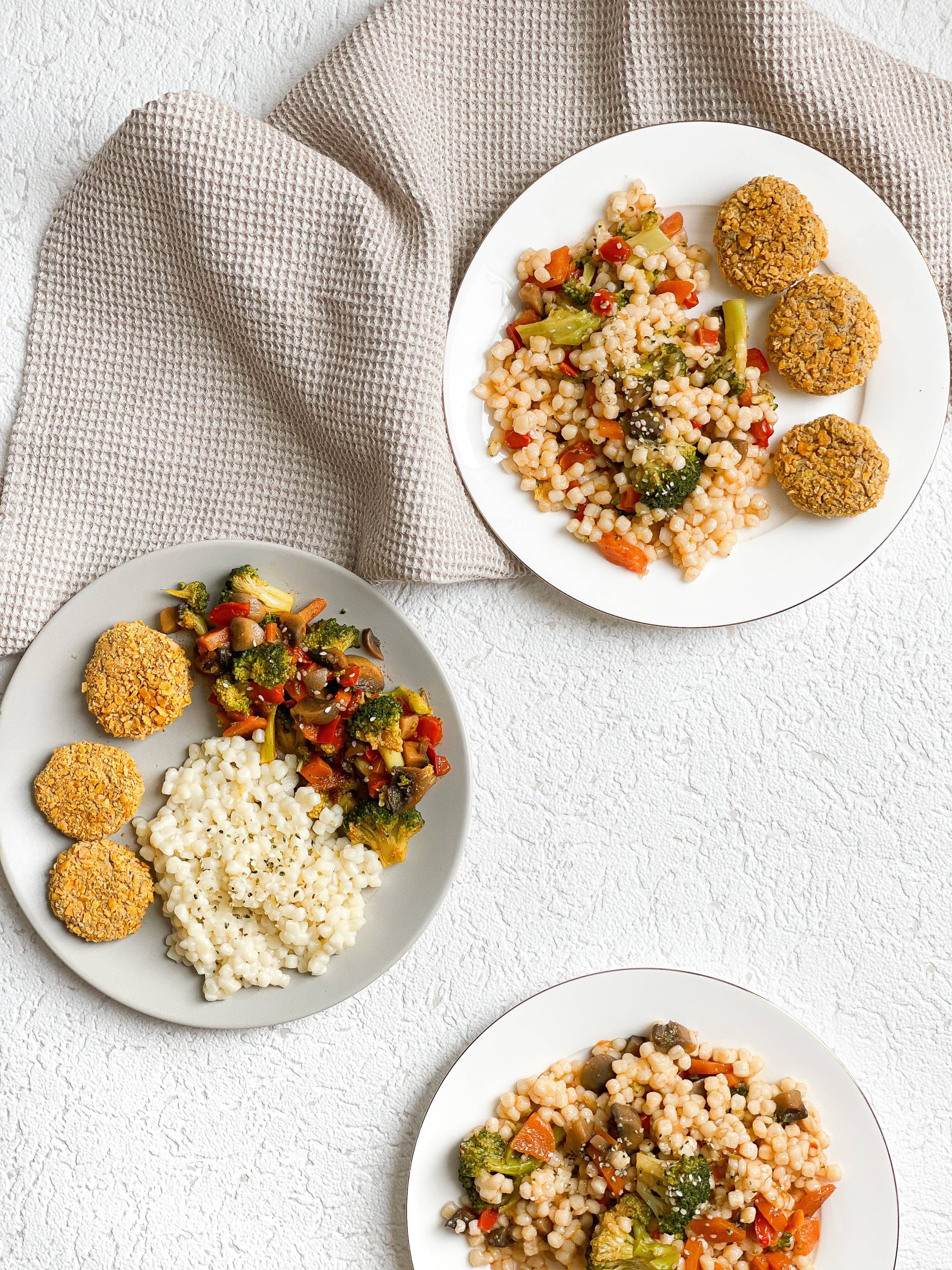 Cous cous cu ghiveci de legume și chiftele