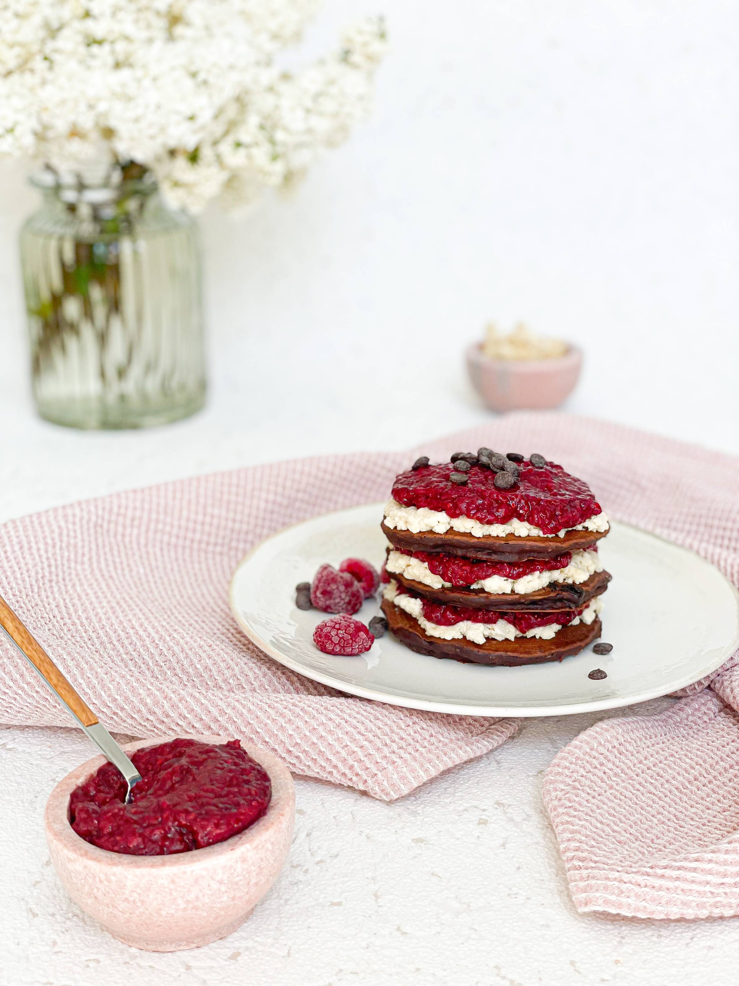 Pancakes cu ciocolata și gem de zmeura