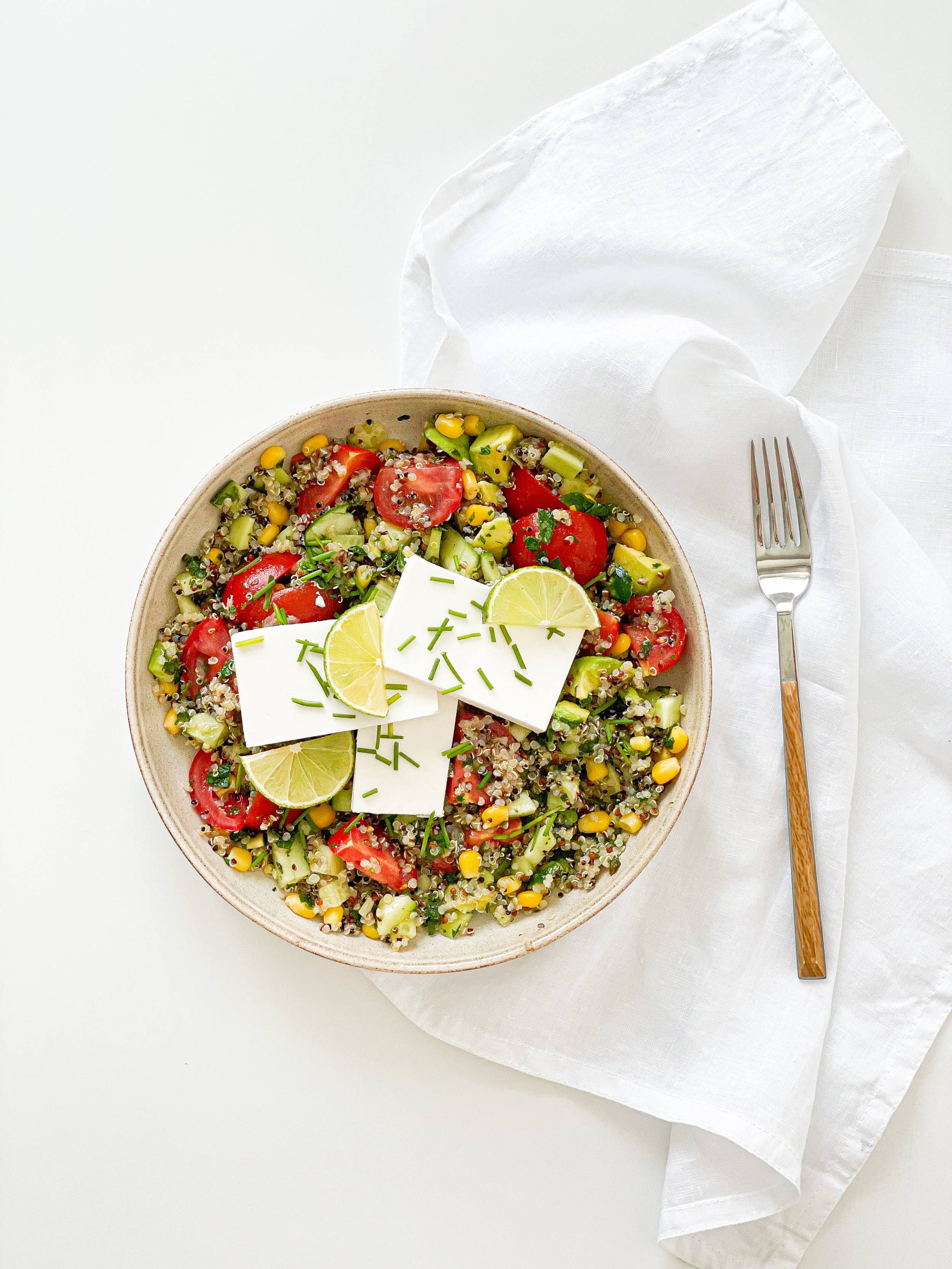 Salata cu quinoa și legume