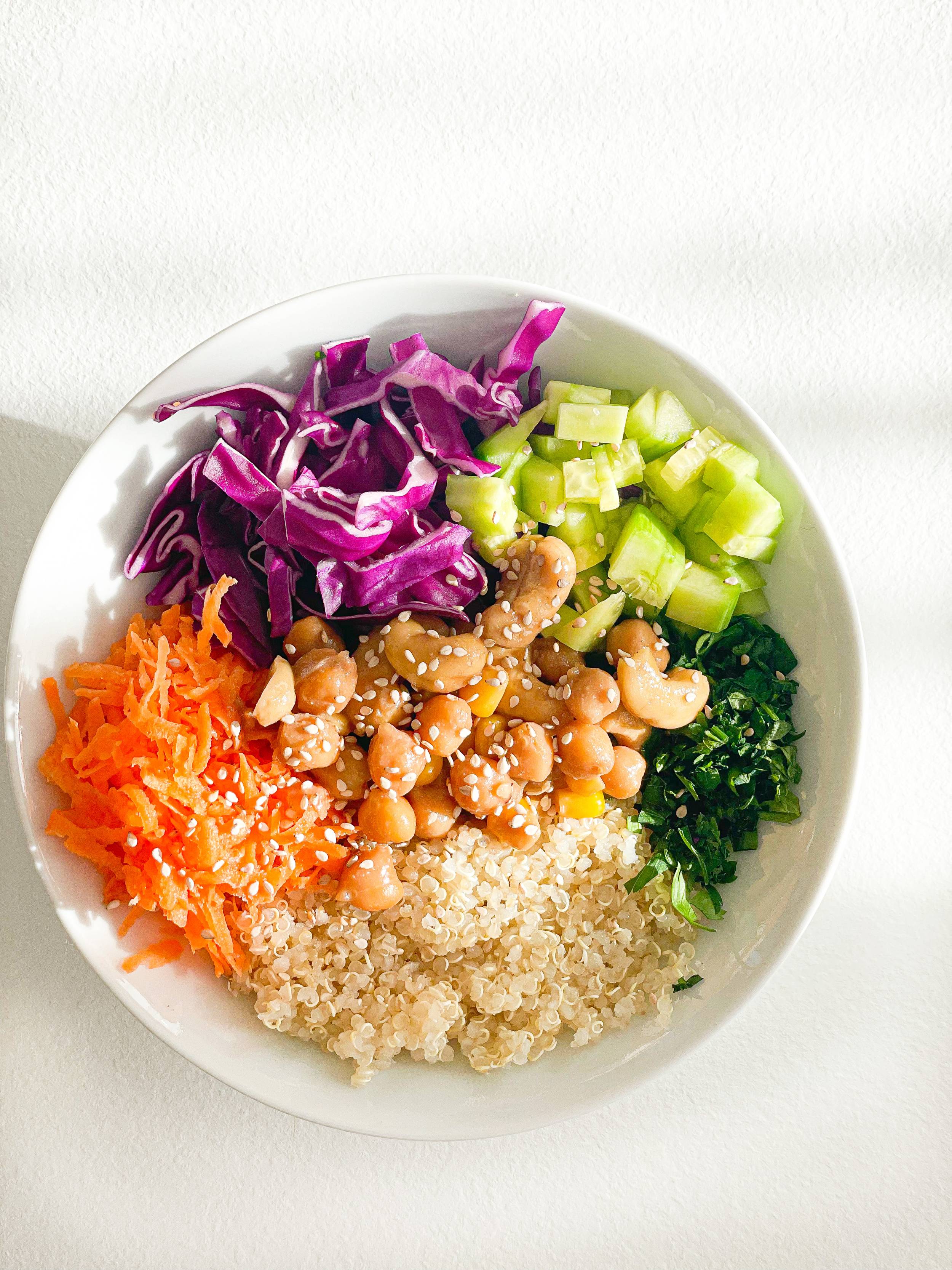 Salata cu quinoa și caju